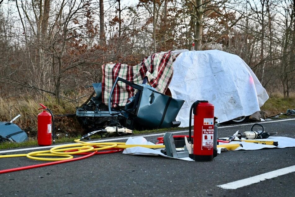 ... einem Auto gekommen. Die Fahrerin (64) des Wagens verstarb noch am Unfallort.