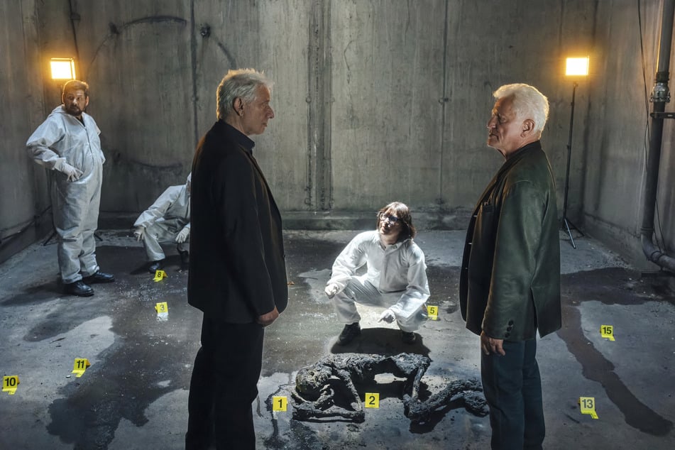 In dem Zweiteiler mussten sich Ivo Batic (Miroslav Nemec, 71, r.) und Franz Leitmayr (Udo Wachtveitl, 67) zunächst um eine weibliche Leiche kümmern.