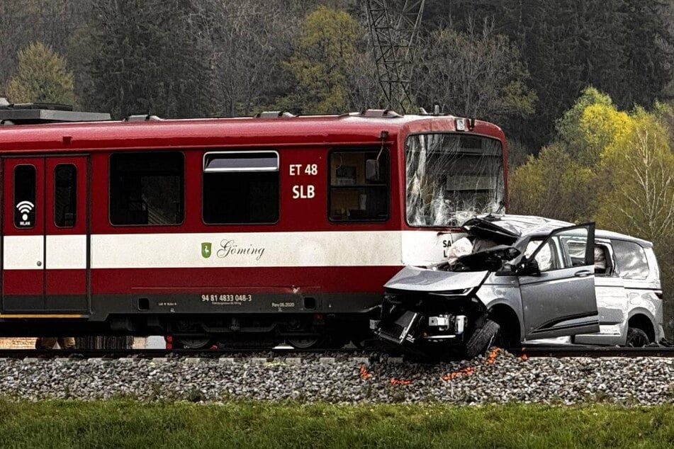 Die Bahn erfasste das Auto mittig, schob es mehrere Meter vor sich her.
