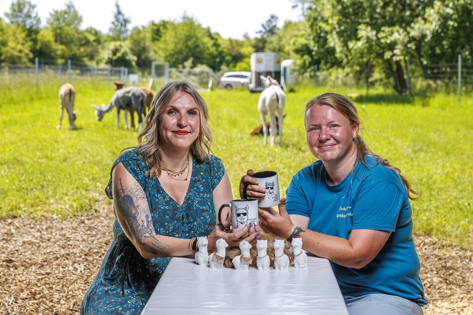 Alpaka-Halterin Susan Becker (35, r.) und Poetry-Slamerin Kaddi Cutz (44) stoßen auf die ungewöhnliche Eventreihe an.