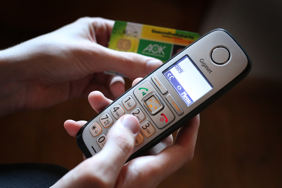 Per Telefon krankschreiben lassen, das geht noch mindestens bis März.
