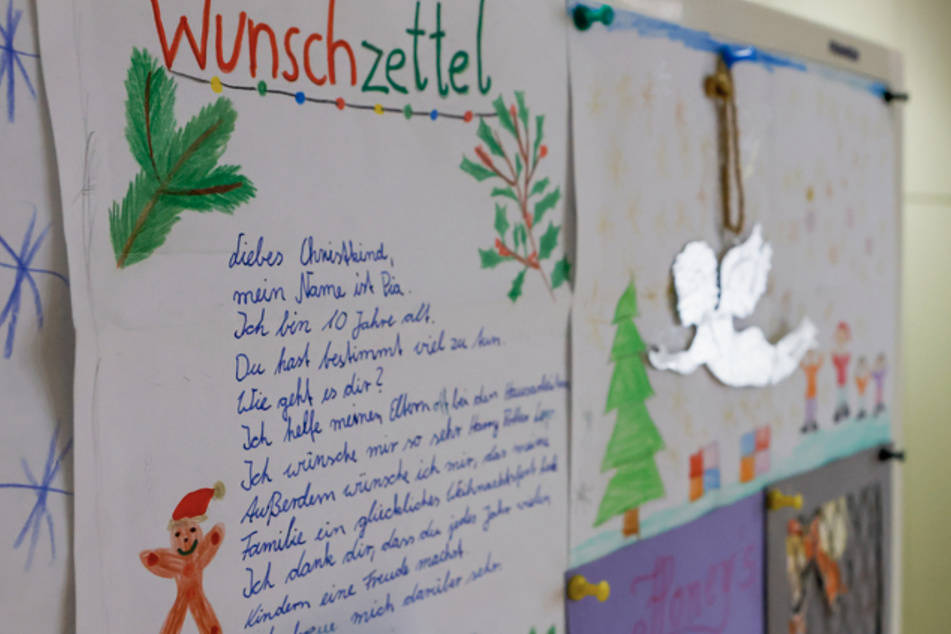 In der Weihnachtspostfiliale befindet sich eine Tafel mit Wunschzetteln und Bildern ans Christkind.