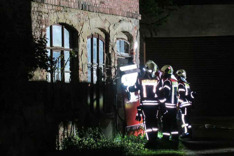 Feuerwehreinsatz im Erzgebirge: Mehrere Stockwerke einer Industriebrache eingestürzt