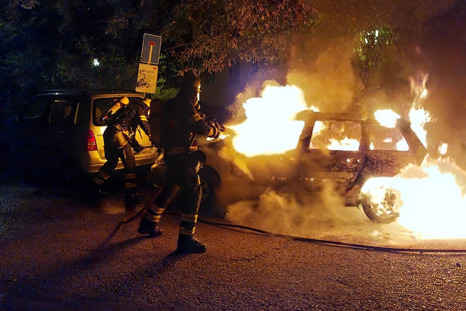München: Mitten in der Nacht: 20 Jahre altes Auto steht in München komplett in Flammen