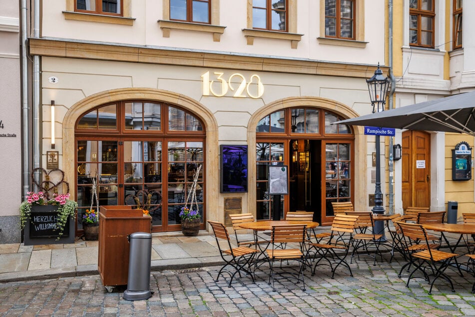 Im Neumarkt-Lokal "1328" arbeitet Inka Walter im Service.