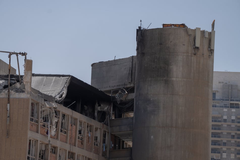 Ein Gebäude des Soroka-Krankenhauses in Beerscheva, nachdem es von einer aus dem Iran abgefeuerten Rakete getroffen wurde.