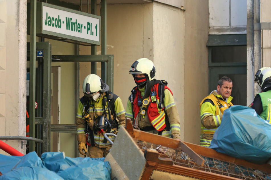Die Kameraden der Feuerwehr löschten den Matratzen-Brand mit einem Strahlrohr.
