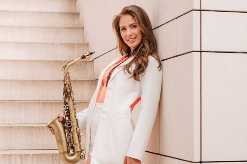 Nanett Weiss (30) bringt in die Schlagerlounge ihr Saxofon mit.