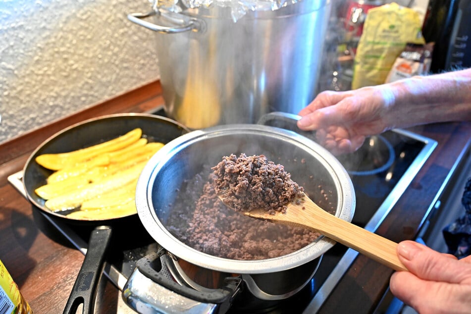 Die Basis für eine Kochbananen-Lasagne ("Pastelón") ist wie bei einer Italienischen Bolognese eine Hackfleisch-Sauce.