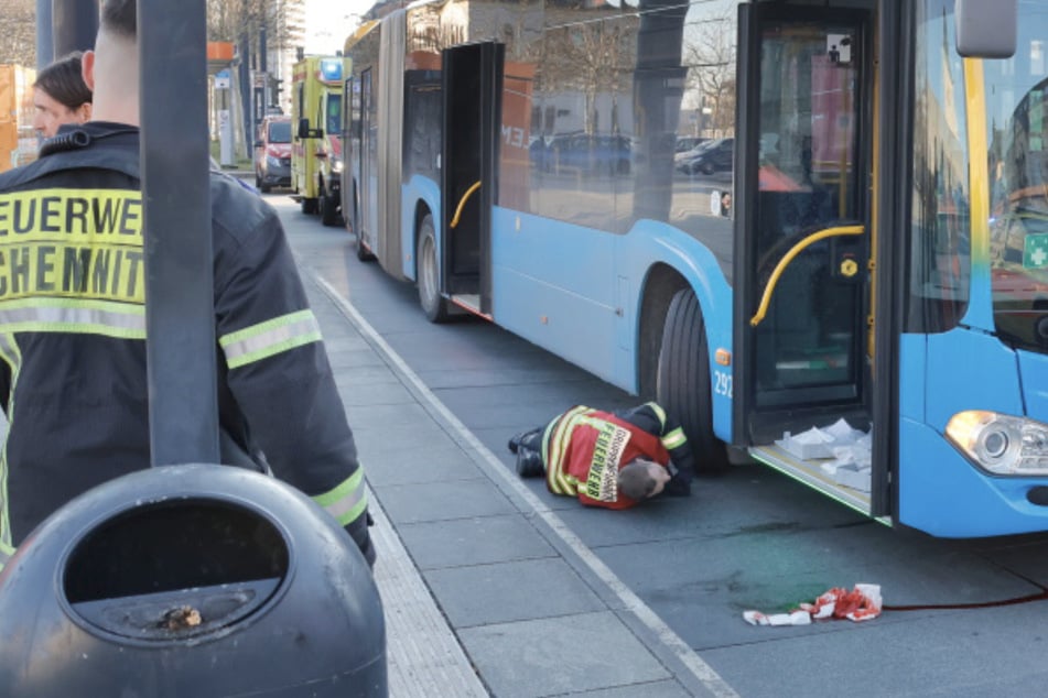 Versuchte Tötung am Chemnitzer Hauptbahnhof? Frau vor Bus gestoßen
