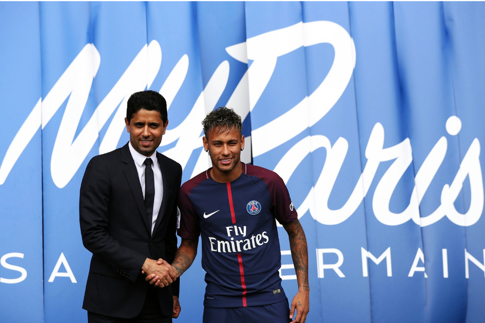 Ein extrem teurer Handschlag für PSG-Scheich Nasser Al-Khelaifi (47, l.): Neymar (29) kostete nicht nur 222 Millionen Euro Ablöse, sondern soll jährlich mehr als 43 Millionen Euro verdienen.