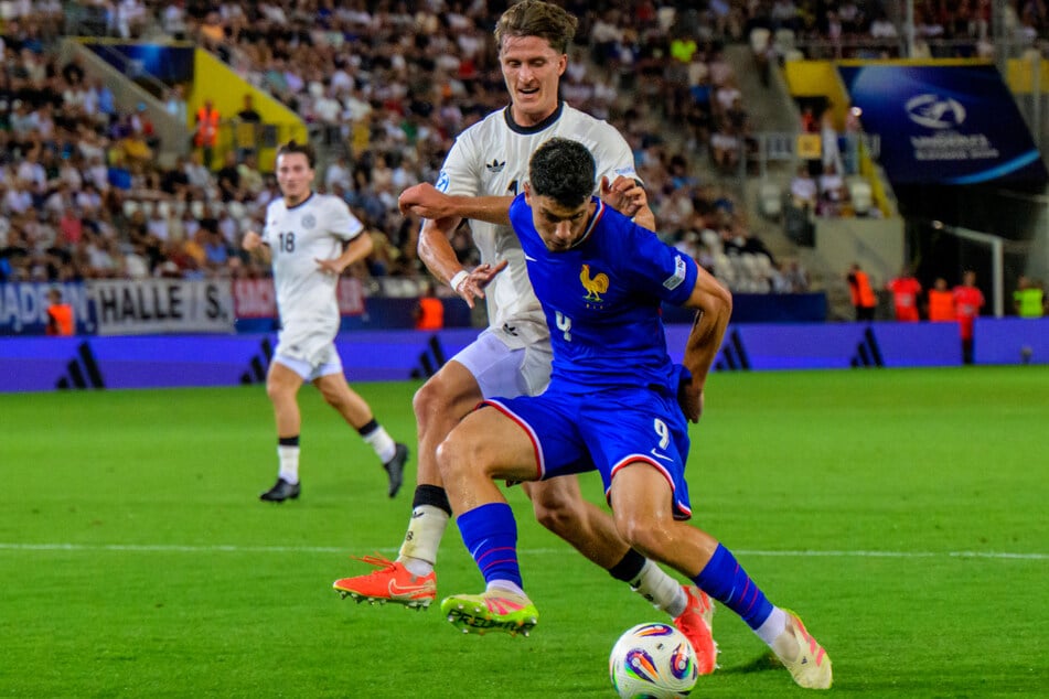 Matthis Abline (r.) im Zweikampf mit Deutschlands Tim Oermann bei der U21-EM 2025: Frankreichs verlor das Halbfinale mit 0:3.