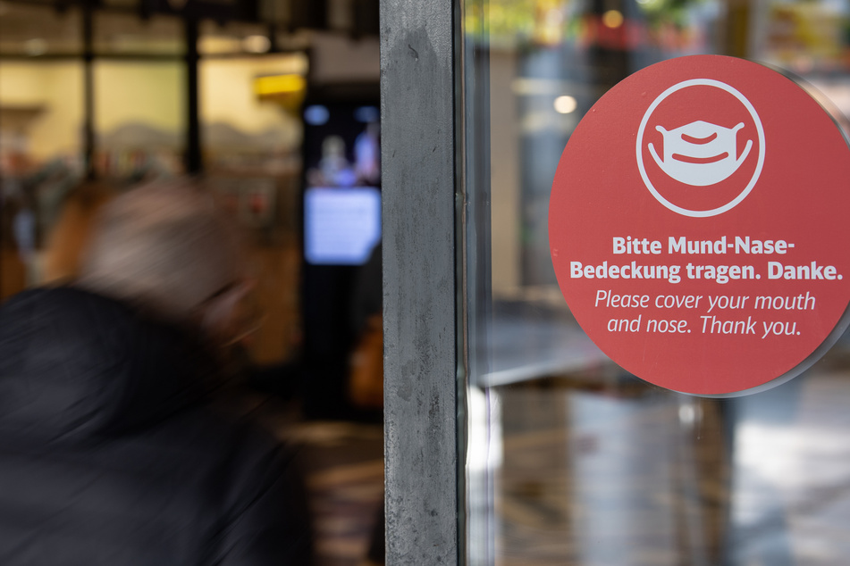 Am und um das Bahnhofsgelände gilt das Tragen eines Mund-Nasenschutzes. Ein Sicherheitsmitarbeiter wies einen Mann auf seine falsch getragene Maske hin und wurde krankenhausreif geschlagen. (Symbolbild)