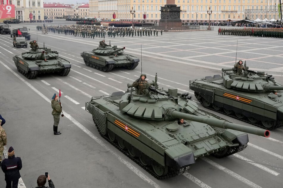 Russland soll schwere Militärtechnik wie diese T-72 Panzer nach Belarus, an der ukrainischen Nordgrenze, verlegen.