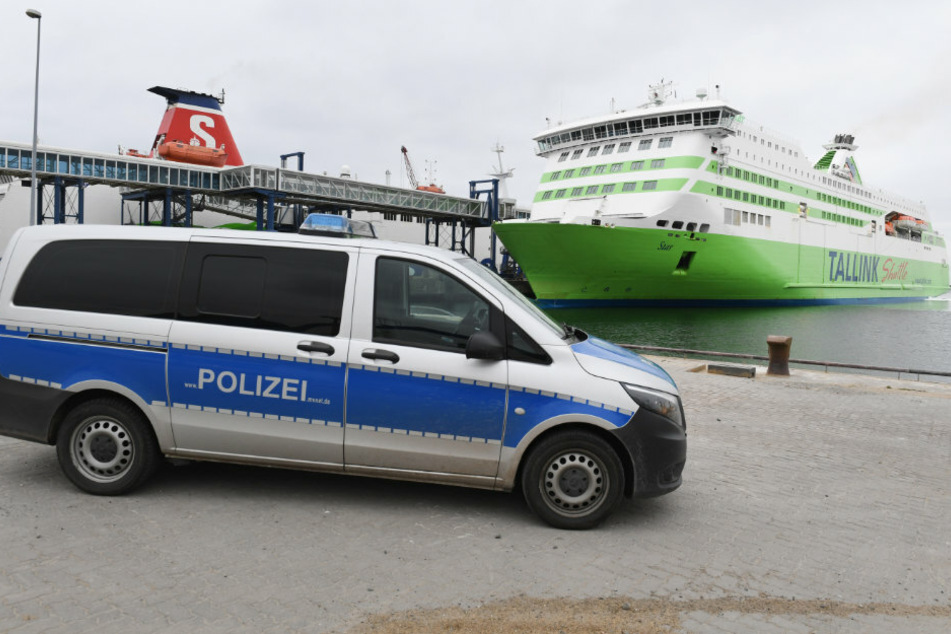 Ein Polizeiwagen steht in Sassnitz auf der Insel Rügen vor einer Fähre. (Symbolbild)