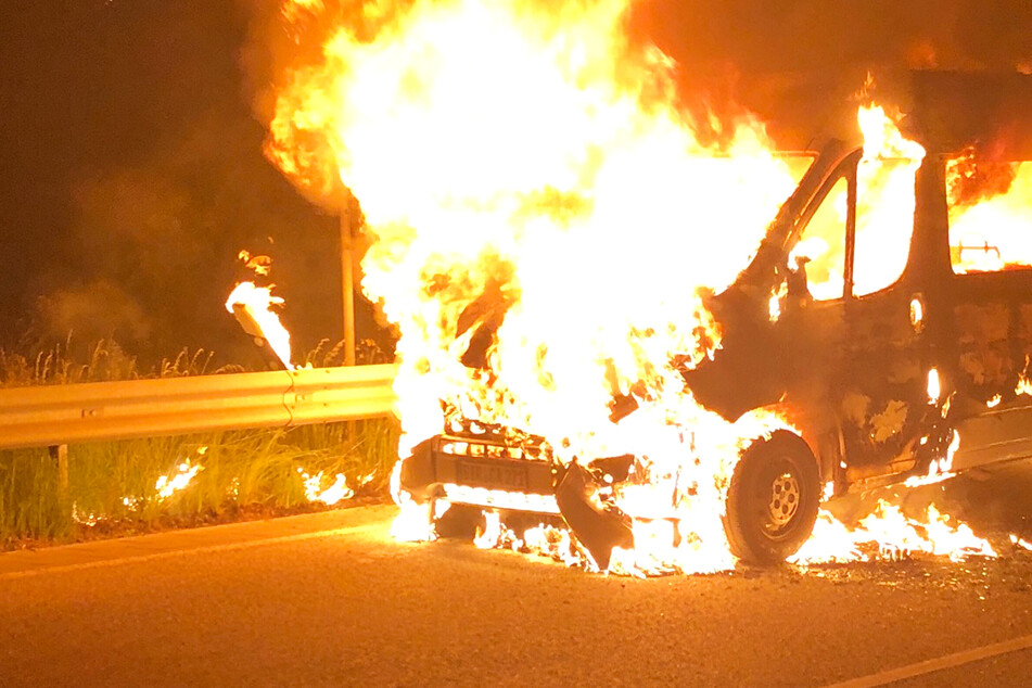 Plötzlich Flammen-Inferno auf der Straße: Kleinbus brennt völlig aus