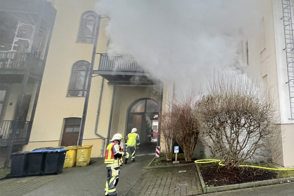 Dresden: Feuerwehreinsatz in Görlitzer Mehrfamilienhaus: Toter in Kellerwohnung entdeckt