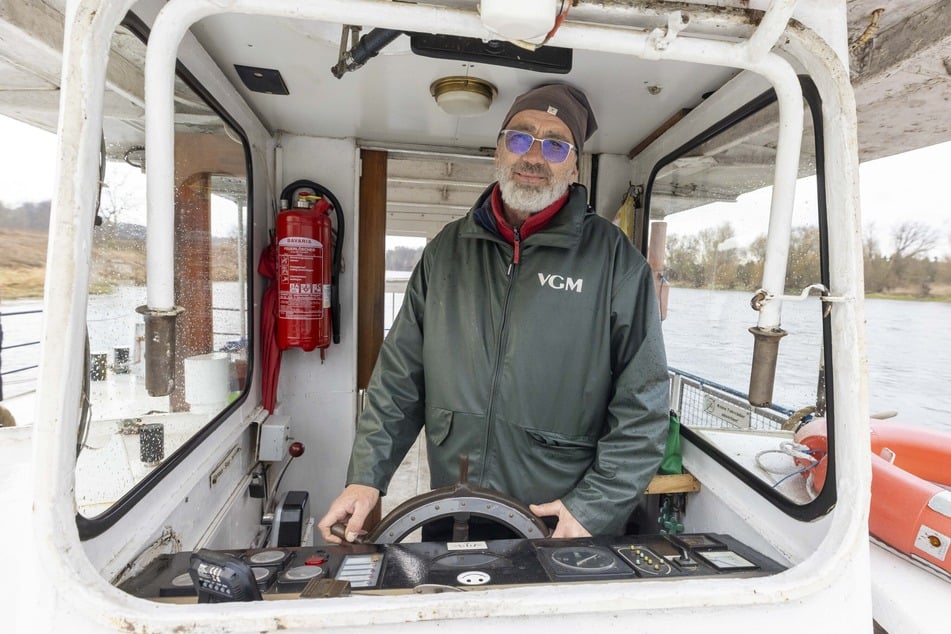 Der Fährmann ist gespannt, wie es sich mit der E-Fähre fahren wird und ist froh, dass dann sogar knapp 80 Passagiere mitfahren können.