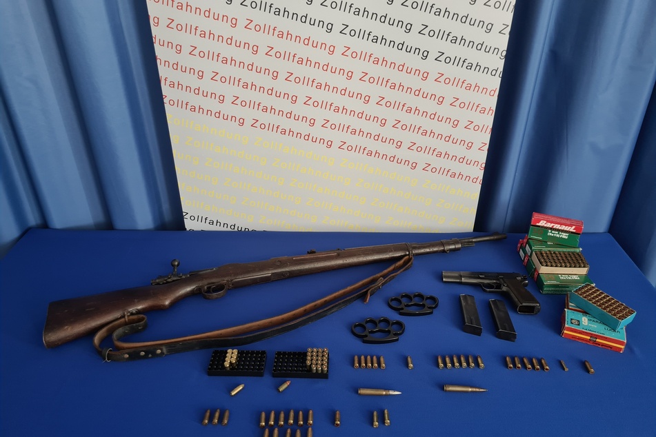 Diese Waffen stellten die Zollfahnder in der Wohnung des Mannes sicher.
