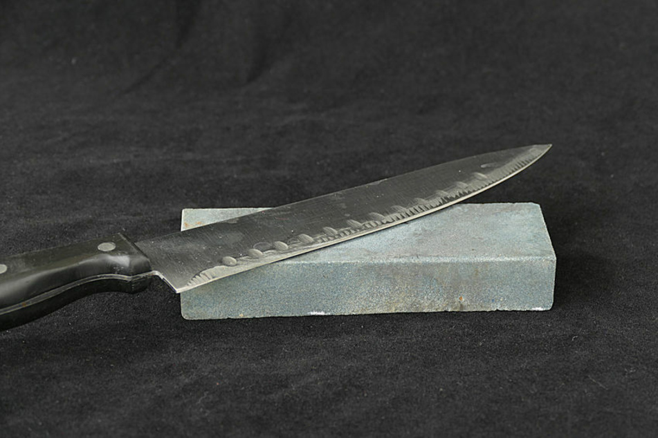 Mit einem Küchenmesser bedrohte ein 43-Jähriger im Zug andere Fahrgäste. (Symbolbild)