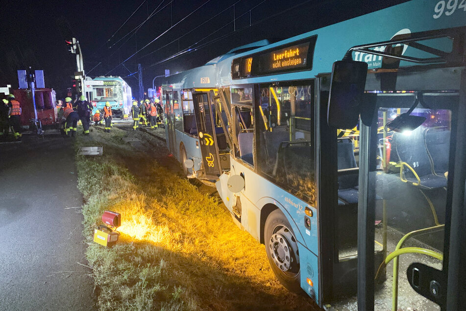 Drei Menschen wurden bei dem Unfall leicht verletzt.