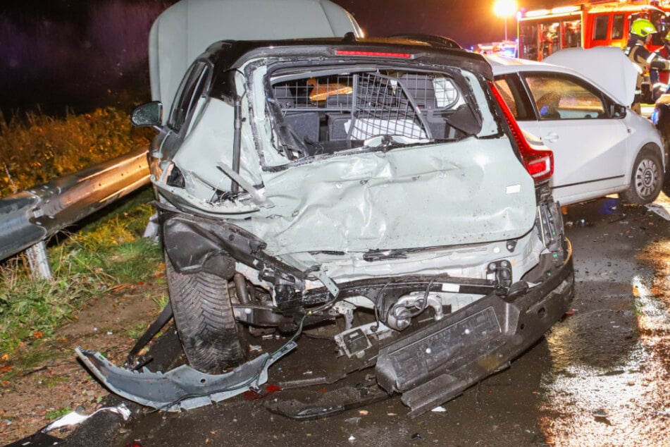 Unfall A23: Schwerer Unfall auf A23: Auto kracht in Stauende, Hubschrauber im Einsatz