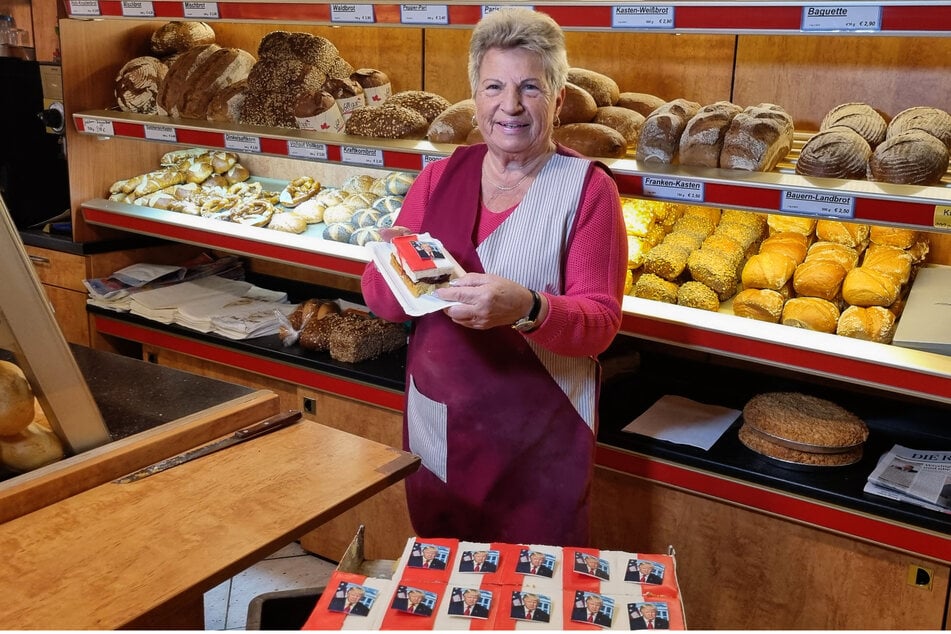 Ursula Trump (78), die frühere Inhaberin der Bäckerei, zeigt ihre erfolgreichen "Trump-Schnitten".