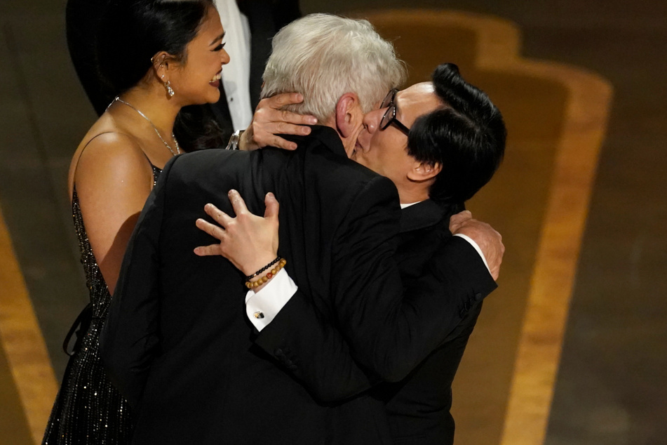Harrison Ford (80) und Ke Huy Quan (51, r.) umarmen sich auf der Bühne, als "Everything Everywhere All at Once" im Dolby Theatre den Preis für den besten Film gewinnt.