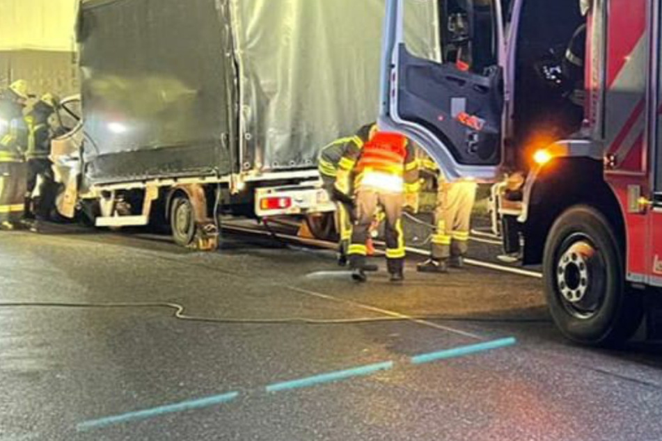 Unfall A4: Horror-Unfall auf Autobahn! Kleinlaster kracht in Lkw: Fahrer sofort tot