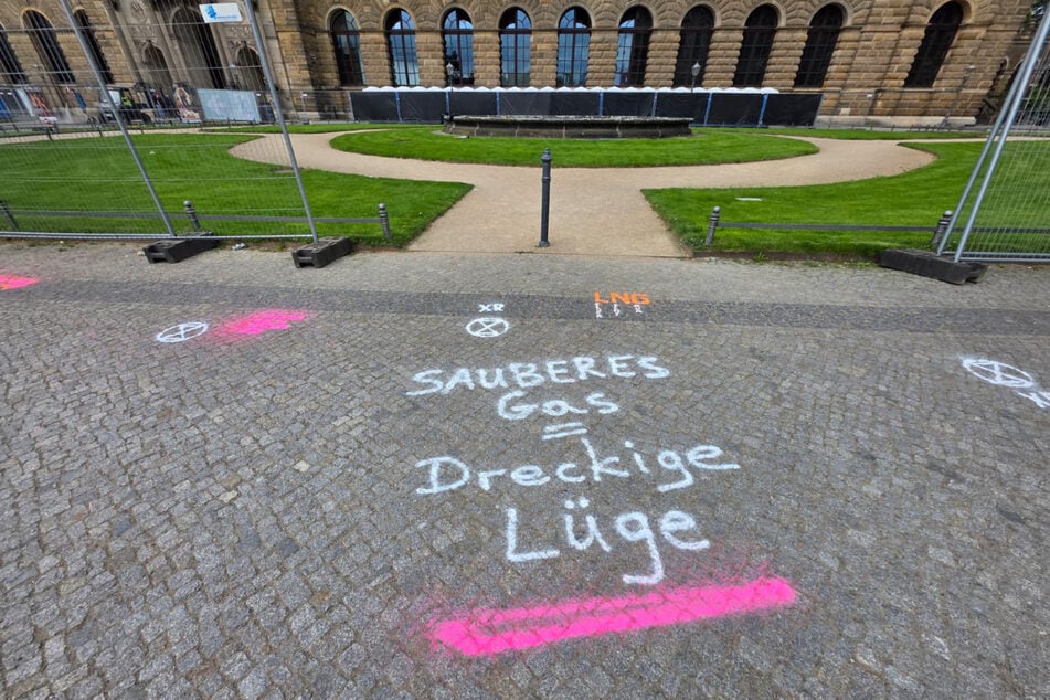 Die Klimaaktivisten protestieren gegen eine "konzernfreundliche Gaspolitik und das Greenwashing von Wirtschaftsministerin Katharina Reiche".