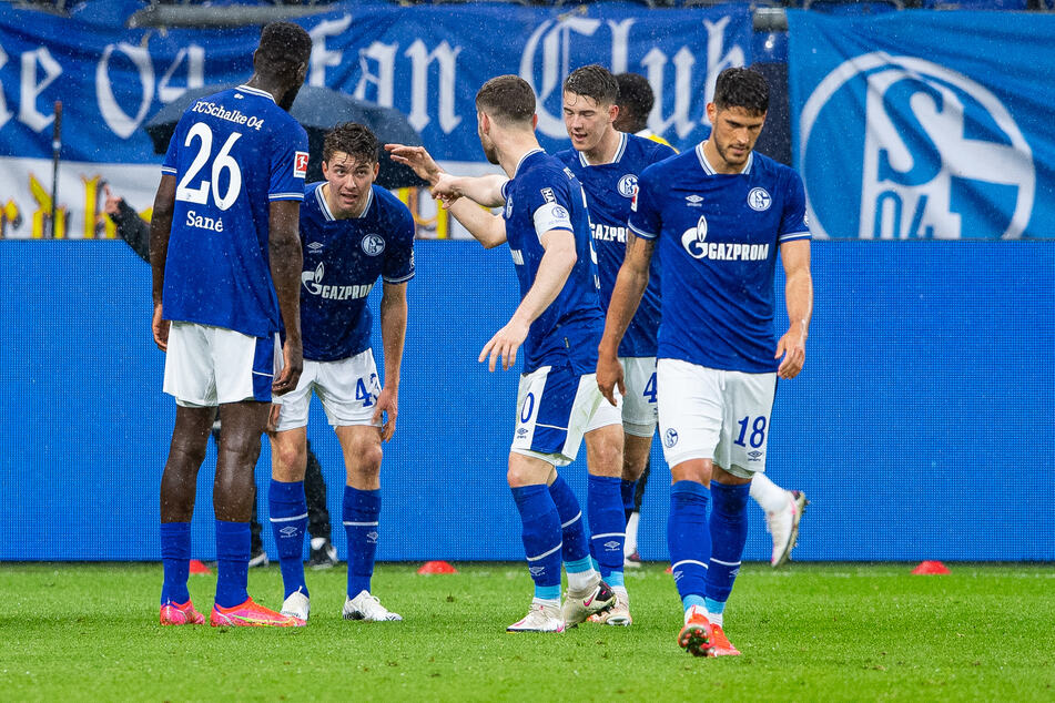 Die Spieler des FC Schalke 04 bejubeln den Treffer zum zwischenzeitlichen 4:2 gegen Eintracht Frankfurt durch Matthew Hoppe (2.v.l.).