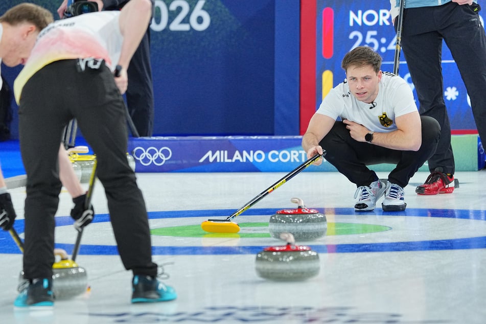 Die deutschen Curler um Skip Marc Muskatewitz (r.) haben ihren ersten Sieg bei Olympia gefeiert.