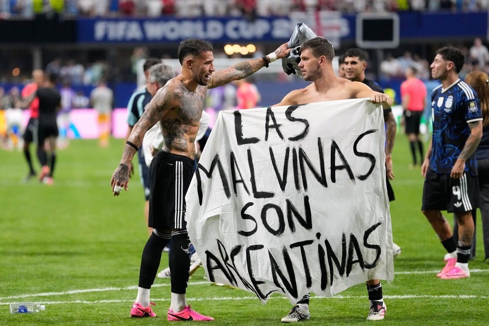 "Las Malvinas son Argentinas" steht auf dem Banner, mit dem die argentinischen Spieler ihren Sieg feierten.