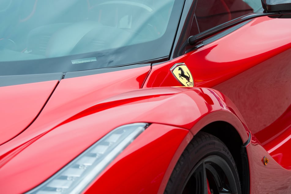 Folgenschwerer Fahrfehler: Ferrari kracht in Gegenverkehr - Riesiger Schaden