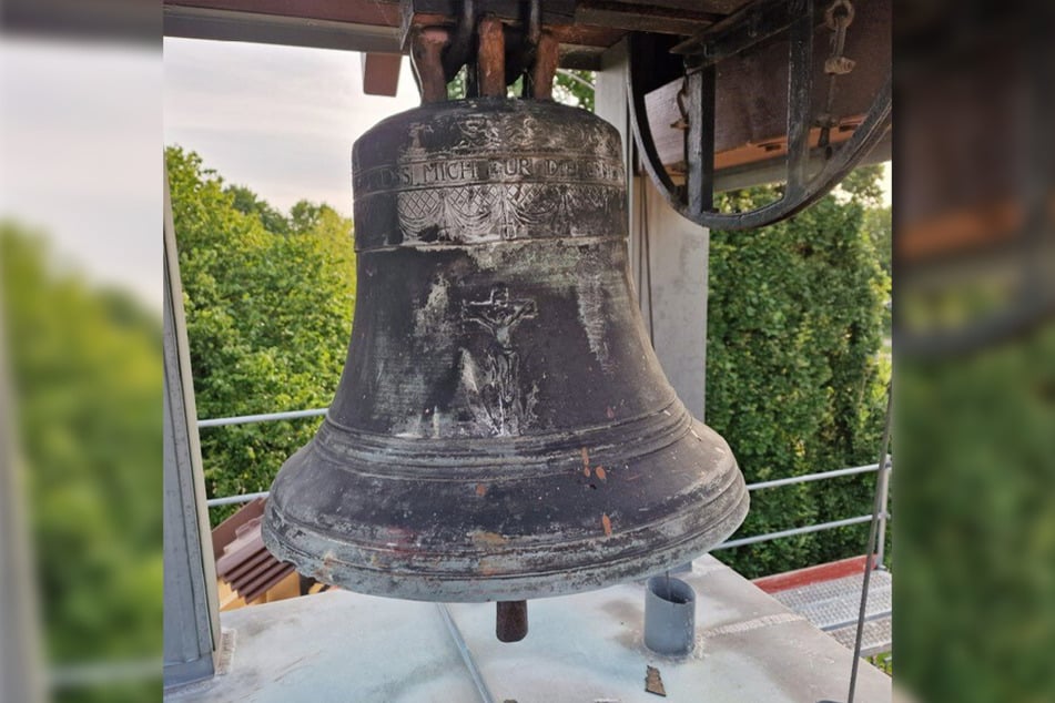 Auf dem Foto ist die Glocke in der Edinger Friedhofskapelle zu sehen.