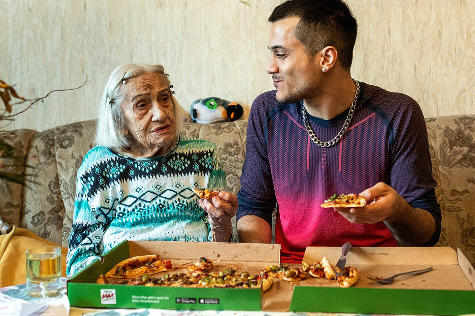 Agnes Jeschke (101,l.) und ihr Mitbewohner Amir Farahani (28) haben jetzt ein gemeinsames Zuhause.