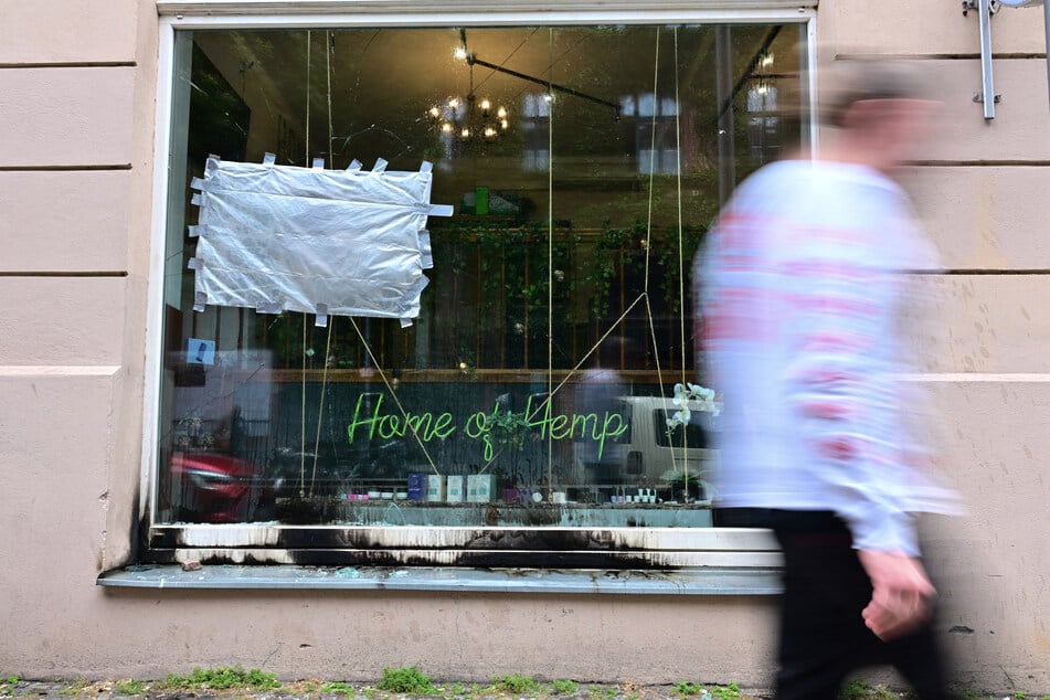 Die Spuren des mutmaßlichen Brandanschlags sind noch an der Fensterfront zu erkennen.
