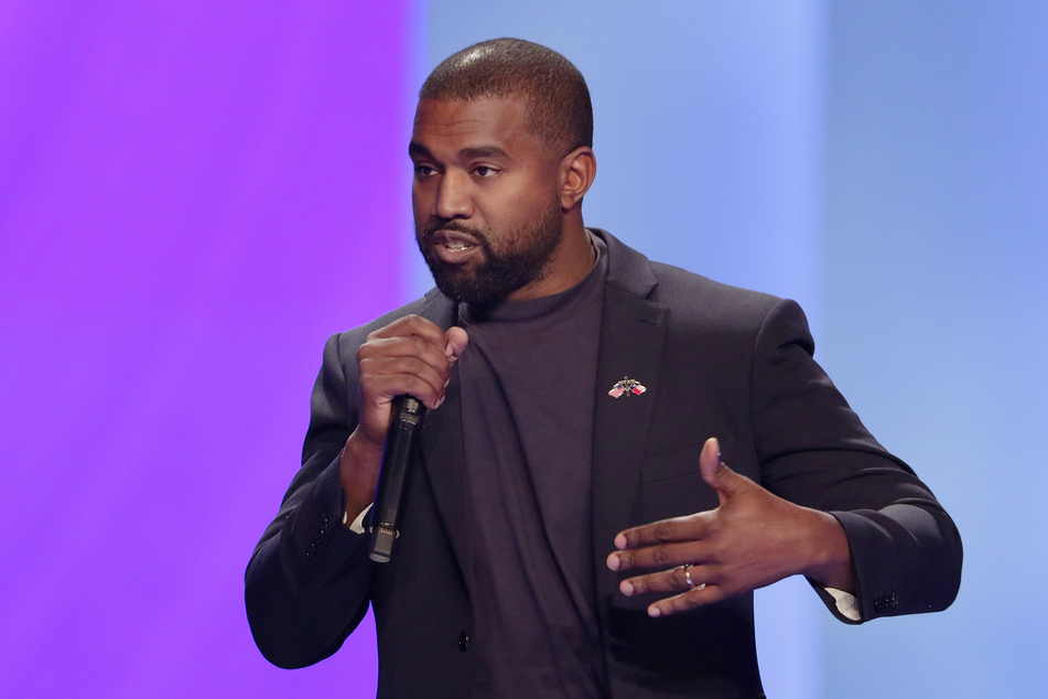 US-Rapper Kanye West (46) soll einen Mann geschlagen haben, nachdem dieser gegenüber seiner Partnerin sexuell übergriffig gewesen sei.
