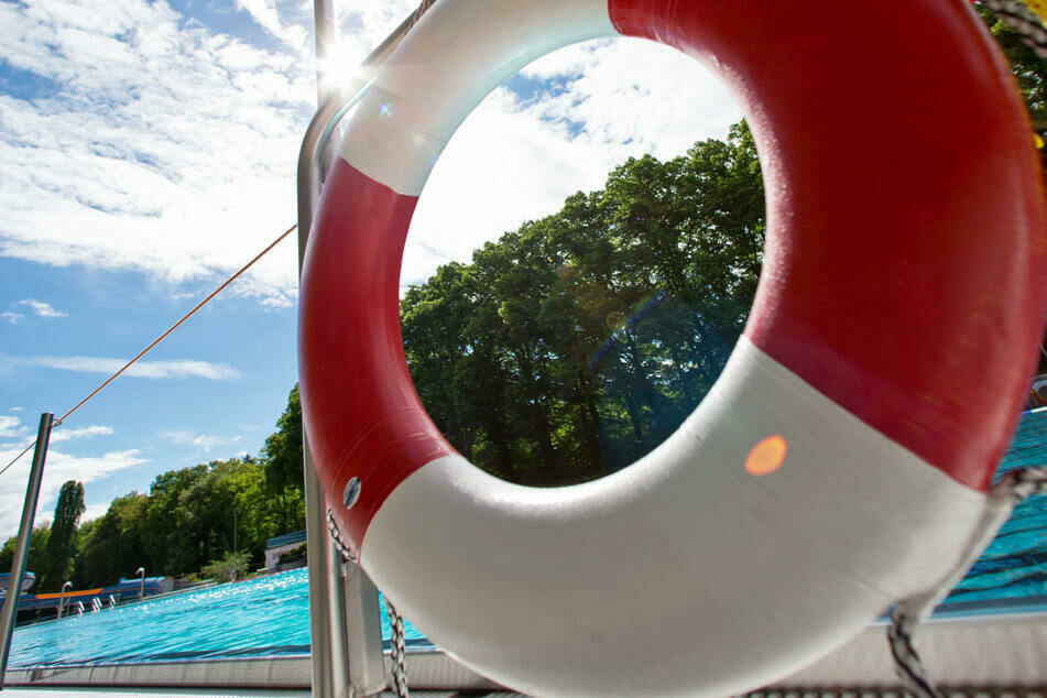 Kleinkind (21 Monate) treibt leblos im Wasser: Badegäste werden zu Helden
