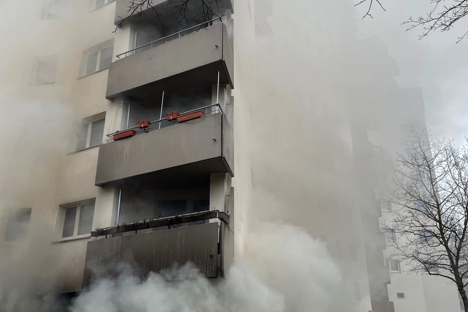 Berlin: Feuerwehr räumt Hochhaus im Märkischen Viertel