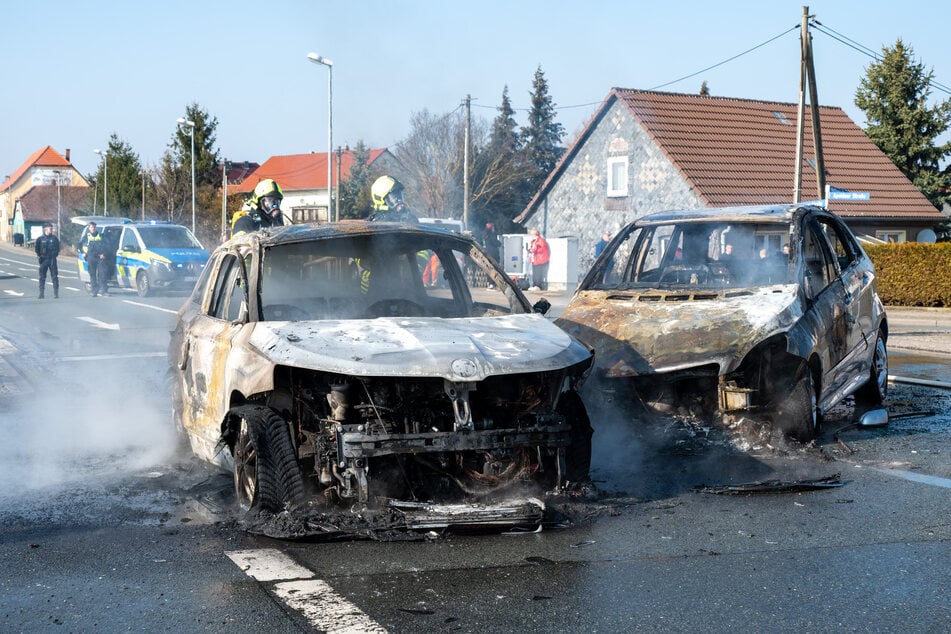 Die Feuerwehr konnte den Brand löschen, die Autos waren jedoch nicht mehr zu retten.