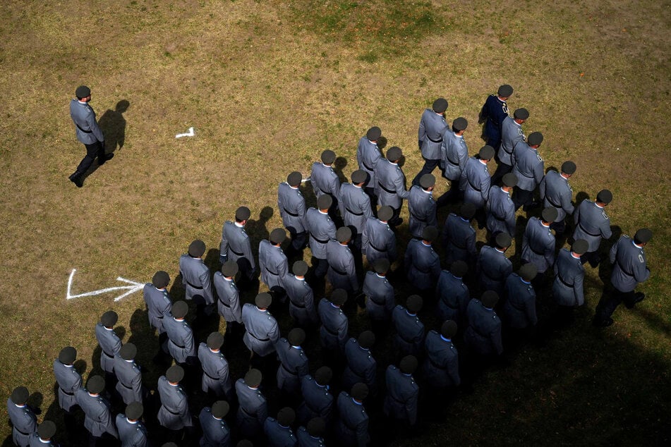 Platz drei beim Wettbewerb "NRW-Pressefoto 2025" errang Ina Fassbender von der Nachrichtenagentur AFP für ihr Bild von einem Bundeswehr-Gelöbnis vor dem Landtag.