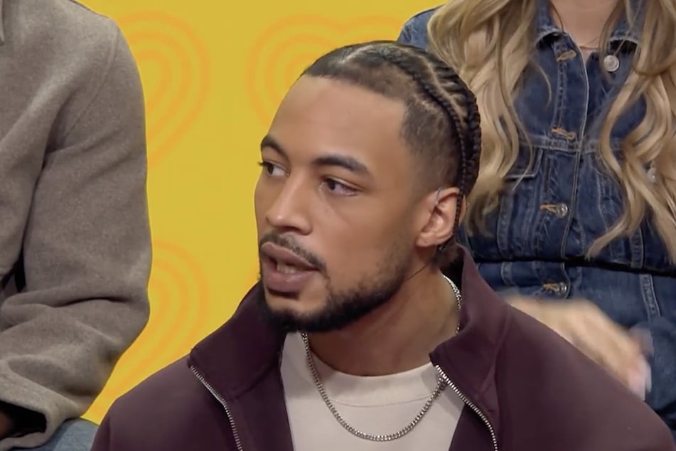 Zum wiederholten Mal muss sich Meji (24) vor der Gruppe rechtfertigen.