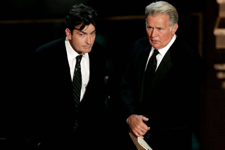 Charlie und Martin Sheen bei den Emmy Awards im Jahr 2006.