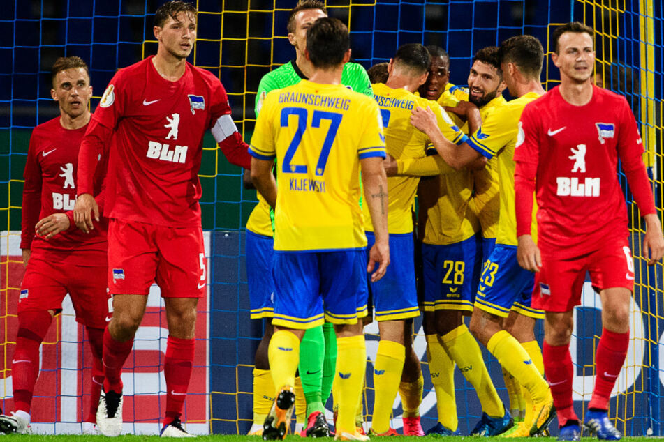 Braunschweigs Spieler jubeln nach dem 3:2 durch Martin Kobylanski.