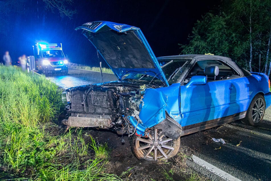 Der Audi krachte auf der Dorfchemnitzer Straße (S257) gegen einen Baum.