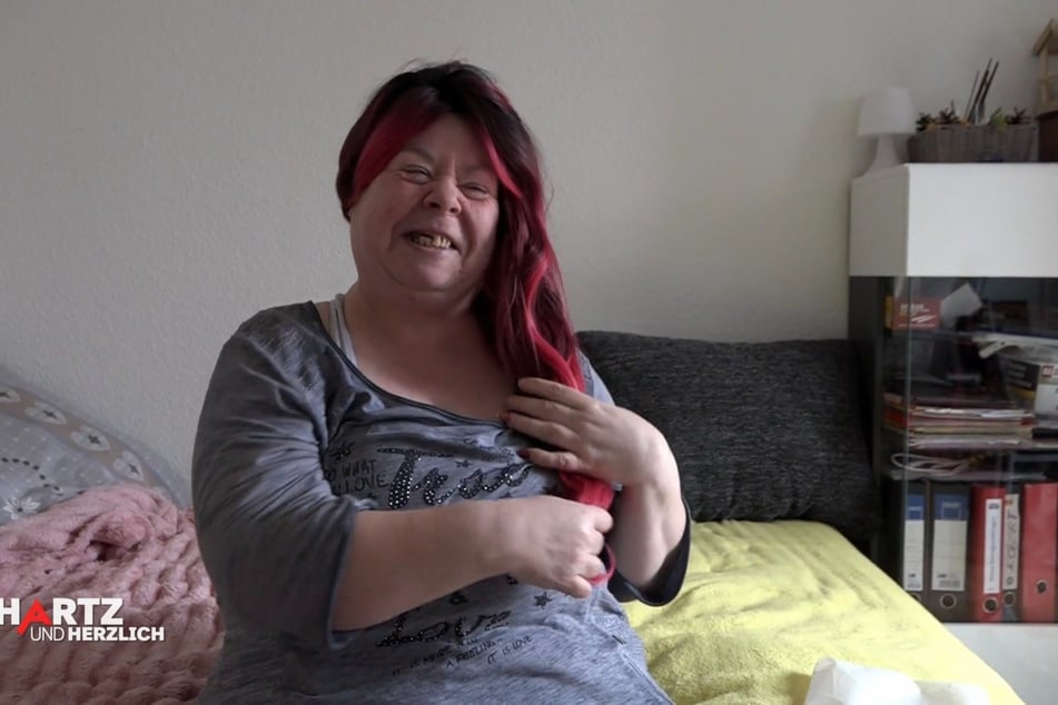 Pamela hat sich eine Perücke bestellt.