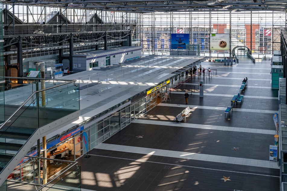 Der Dresdner Flughafen befindet sich aufgrund niedriger Passagierzahlen in einer schwierigen wirtschaftlichen Lage. (Archivbild)