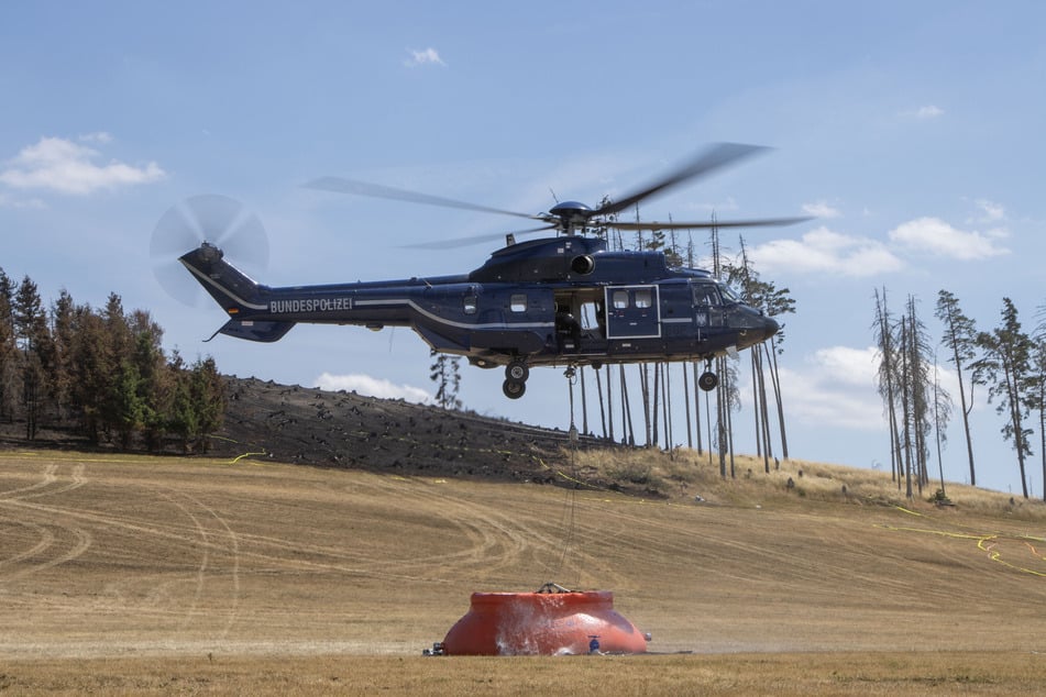 Auch Hubschrauber wurden bei der Brandbekämpfung eingesetzt.