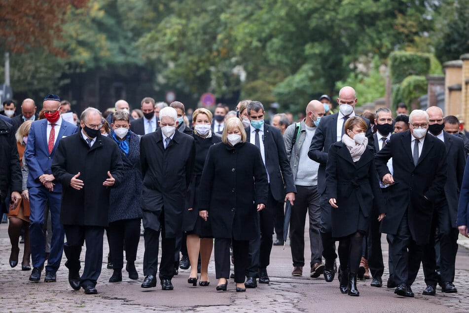 Max Privorozki, Bernd Wiegand, Reiner Haseloff, Josef Schuster, sowie Bundespräsident Frank-Walter Steinmeier und seine Ehefrau Elke Büdenbender leifen von der Synagoge zum Kiez-Döner durch das Paulusviertel.